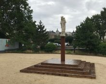 La réplique de la statue de Notre Dame de Paris a été installée sur le parvis