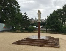 La réplique de la statue de Notre Dame de Paris a été installée sur le parvis