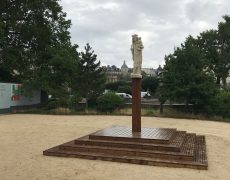 La réplique de la statue de Notre Dame de Paris a été installée sur le parvis