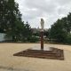 La réplique de la statue de Notre Dame de Paris a été installée sur le parvis