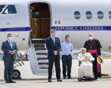 Après avoir montré qu’il faut prendre soin de nos aînés, Benoît XVI rentre à Rome
