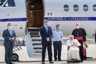 Après avoir montré qu’il faut prendre soin de nos aînés, Benoît XVI rentre à Rome
