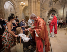 Messe pour les victimes du covid à la cathédrale de Bilbao en présence des autorités : l’évêque donne la communion sur la langue