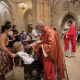 Messe pour les victimes du covid à la cathédrale de Bilbao en présence des autorités : l’évêque donne la communion sur la langue