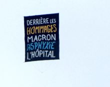 Pendant la Marseillaise, des ballons et une banderole s’envolent : “L’économie nous coûte la vie” et “derrière les hommages Macron asphyxie l’hôpital”.