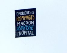 Pendant la Marseillaise, des ballons et une banderole s’envolent : “L’économie nous coûte la vie” et “derrière les hommages Macron asphyxie l’hôpital”.