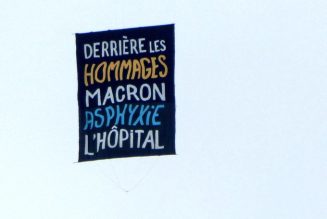 Pendant la Marseillaise, des ballons et une banderole s’envolent : “L’économie nous coûte la vie” et “derrière les hommages Macron asphyxie l’hôpital”.