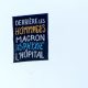 Pendant la Marseillaise, des ballons et une banderole s’envolent : “L’économie nous coûte la vie” et “derrière les hommages Macron asphyxie l’hôpital”.