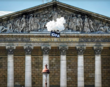 Des messages volants dans Paris pour défendre l’intérêt de l’enfant, la filiation et la famille