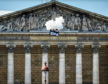 Des messages volants dans Paris pour défendre l’intérêt de l’enfant, la filiation et la famille