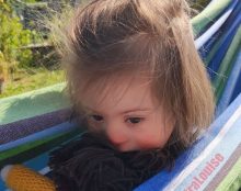 Louise, 5 ans, atteinte de trisomie 21, refusée par un club de vacances
