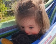 Louise, 5 ans, atteinte de trisomie 21, refusée par un club de vacances
