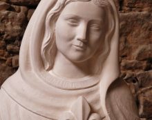 « Marie qui garde les prêtres »