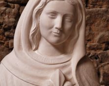 « Marie qui garde les prêtres »