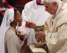 Les pressions sont grandes pour imposer aux fidèles la communion dans les mains