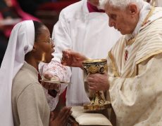 Les pressions sont grandes pour imposer aux fidèles la communion dans les mains