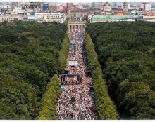 Discours de Kennedy le 29 août 2020 à Berlin : « La seule chose dont vous avez besoin pour transformer les gens en esclaves, c’est la peur. »