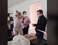 Australie : une femme enceinte arrêtée à son domicile devant ses enfants pour avoir annoncé une manif anti-confinement