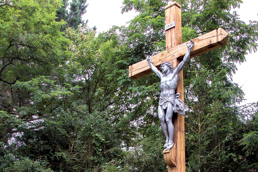 La croix de Bazouges-Cré-sur-Loir : magnifique exemple d’une laïcité bien comprise