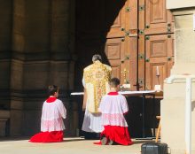 St-Germain-en-Laye : messe devant une église fermée