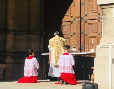St-Germain-en-Laye : messe devant une église fermée