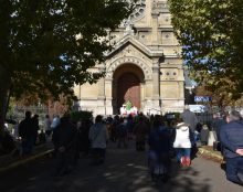 Encore une messe devant des portes fermées à Saint-Germain-en-Laye
