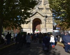 Encore une messe devant des portes fermées à Saint-Germain-en-Laye