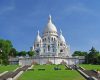 Un homme monte sur l’autel de la basilique du Sacré-Coeur