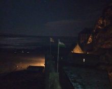 Les drapeaux des royaumes de France et de Patagonie flottent sur le Mont Saint-Michel