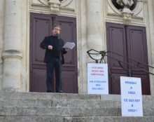 Manifestation à Orange pour la messe