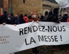 Retour sur les manifestations de dimanche pour le retour des messes publiques