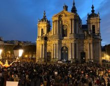 L’évêque de Versailles maintient qu’il n’est pas possible de sélectionner les fidèles autorisés à participer à la messe