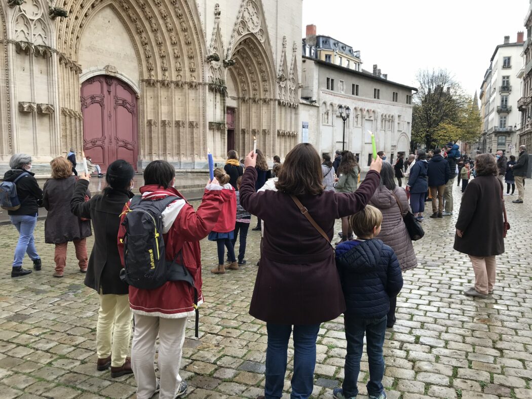 A Lyon, des catholiques se rassemblent devant la cathédrale pour demander la messe