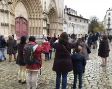 A Lyon, des catholiques se rassemblent devant la cathédrale pour demander la messe