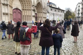 A Lyon, des catholiques se rassemblent devant la cathédrale pour demander la messe