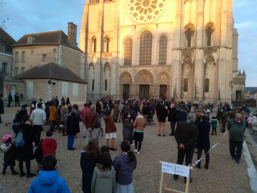 Environ 250 personnes manifestent à Chartres pour la messe