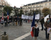 Tours : 400 personnes chantent, prient, récitent le chapelet pour le retour des messes