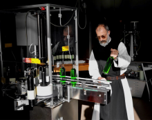 Coup de main aux frères cisterciens de l’abbaye de Lérins : objectif 1000 bouteilles de liqueur