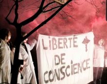 Manifestation provie à Lyon, pour dénoncer la suppression de la clause de conscience des médecins