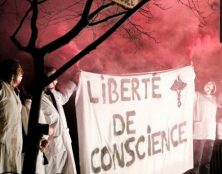 Manifestation provie à Lyon, pour dénoncer la suppression de la clause de conscience des médecins