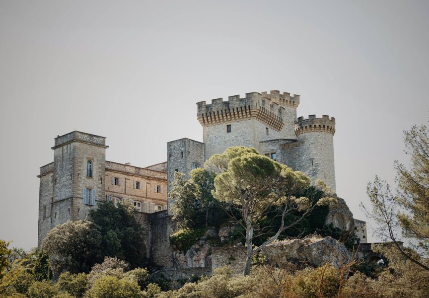 Provence : le château de La Barben, un nouveau lieu de spectacles et d’animations dans un cadre naturel
