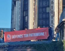 Des militants ont installé une banderole sur le toit de la chapelle Saint-Joseph à Lille, pour s’opposer à sa destruction