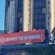 Des militants ont installé une banderole sur le toit de la chapelle Saint-Joseph à Lille, pour s’opposer à sa destruction