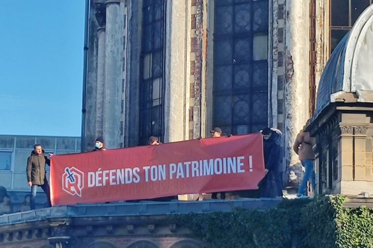 Des militants ont installé une banderole sur le toit de la chapelle Saint-Joseph à Lille, pour s’opposer à sa destruction
