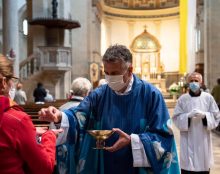 Imposer la communion dans la main est injustifié et constitue un grave abus de pouvoir et de cléricalisme
