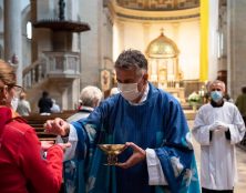 Imposer la communion dans la main est injustifié et constitue un grave abus de pouvoir et de cléricalisme