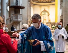 Imposer la communion dans la main est injustifié et constitue un grave abus de pouvoir et de cléricalisme