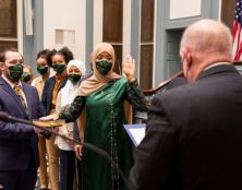 Etats-Unis : une élue voilée prête serment sur le Coran
