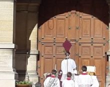 Messe des Rameaux à Saint-Germain-en-Laye devant l’église de l’hôpital toujours fermée à clé