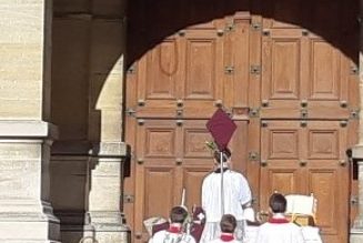 Messe des Rameaux à Saint-Germain-en-Laye devant l’église de l’hôpital toujours fermée à clé